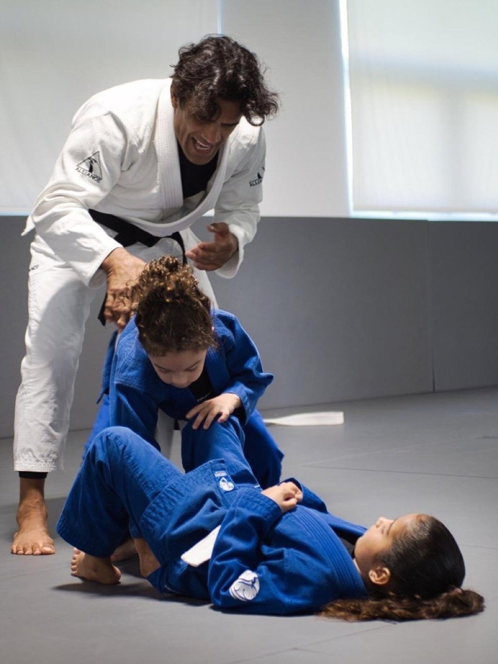 Cobrinha coaching a kids class