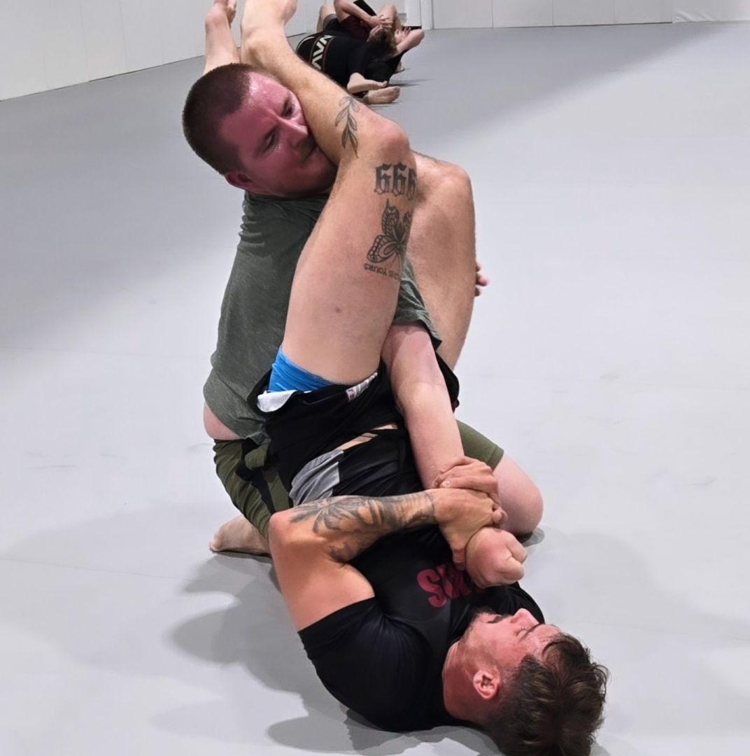 Adults training no-gi at Axis